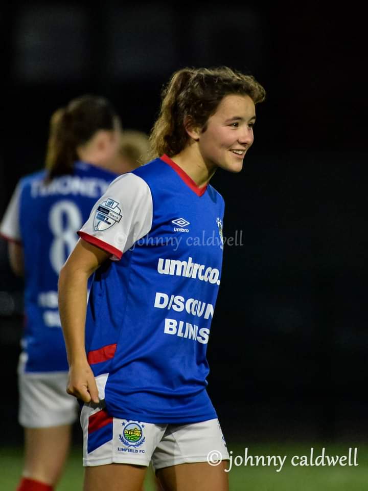 VivienneMcMast1's tweet photo. Cup match
Glentoran v Linfield 
26.8.2022
@JaneMcMaster11 💙
📸Johnny Caldwell https://t.co/ikZQcYEIYx