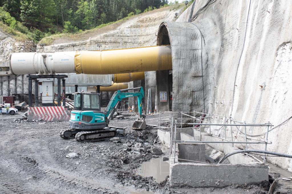 DenisItxaso's tweet photo. 🚄Visita al nudo de Bergara del #TAV.

🦠 Tras las adversidades que han representado para las obras en curso tanto la COVID como la guerra en Ucrania, con la carestía de combustibles y materias primas asociadas, en este año 2022 el @mitmagob acelera la inversión en Euskadi. [1/4] https://t.co/I998zEljXU