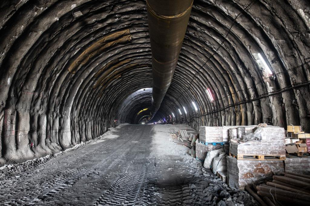 DenisItxaso's tweet photo. 🚄Visita al nudo de Bergara del #TAV.

🦠 Tras las adversidades que han representado para las obras en curso tanto la COVID como la guerra en Ucrania, con la carestía de combustibles y materias primas asociadas, en este año 2022 el @mitmagob acelera la inversión en Euskadi. [1/4] https://t.co/I998zEljXU