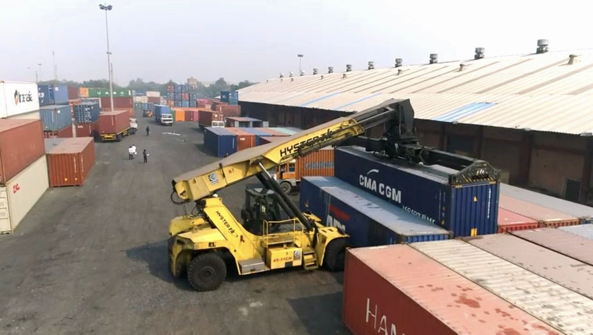 cbic_india's tweet photo. CBIC has enabled 24x7 Customs clearances on all 7 days of the week, including holidays in Inland Container Depots with stipulated timings on need basis. This indicates CBIC’s vision to complement #PMGatiShakti Masterplan for seamless &amp; efficient movement of cargo.@Logistics_MoCI https://t.co/9hBuP0rpxA