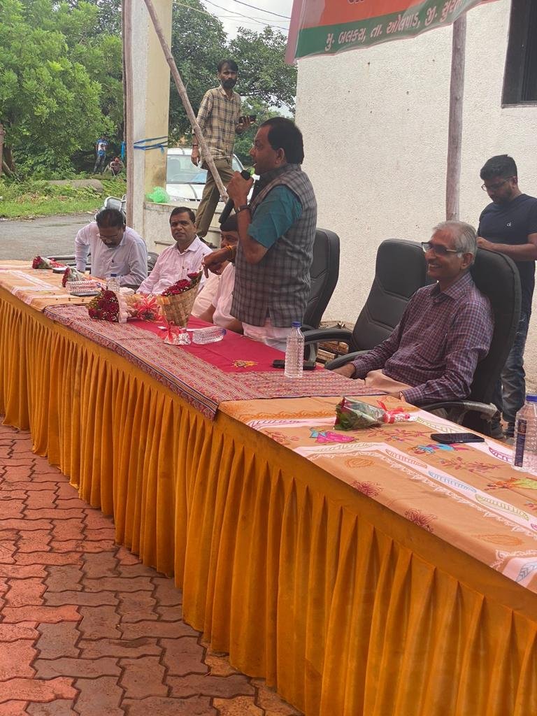 mopr_goi's tweet photo. In the gracious presence of Shri Mukesh Patel, Minister of State for Energy and Petrochemical, Government of #Gujarat and other dignitaries, #DroneFlying was commenced in #Balkas and #Sarol villages of #Surat District under #SVAMITVA Scheme.
#स्वामित्व
#MeriSampattiMeraHaq https://t.co/Gm0fZ4ZL4E
