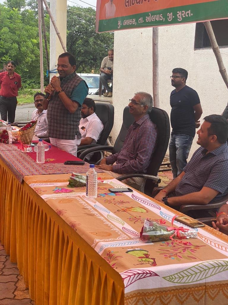 mopr_goi's tweet photo. In the gracious presence of Shri Mukesh Patel, Minister of State for Energy and Petrochemical, Government of #Gujarat and other dignitaries, #DroneFlying was commenced in #Balkas and #Sarol villages of #Surat District under #SVAMITVA Scheme.
#स्वामित्व
#MeriSampattiMeraHaq https://t.co/Gm0fZ4ZL4E