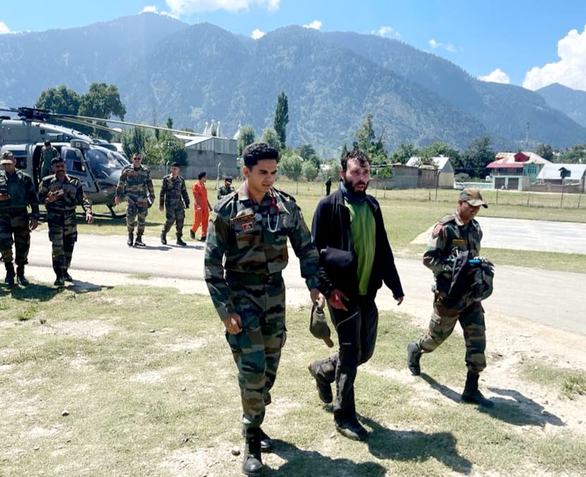 NorthernComd_IA's tweet photo. #IndianArmy &amp; #IndianAirforce tracked &amp; rescued a foreign trekker named Akkoes Vermes from #Hungary; had lost his way in Umasila pass in the #Himalayan Ranges. He was airlifted to #Udhampur for treatment. 

#WeCare

@adgpi
@PMOIndia
@IndiaInHungary
@IAF_MCC
@indiandiplomats https://t.co/UJt52D35nc