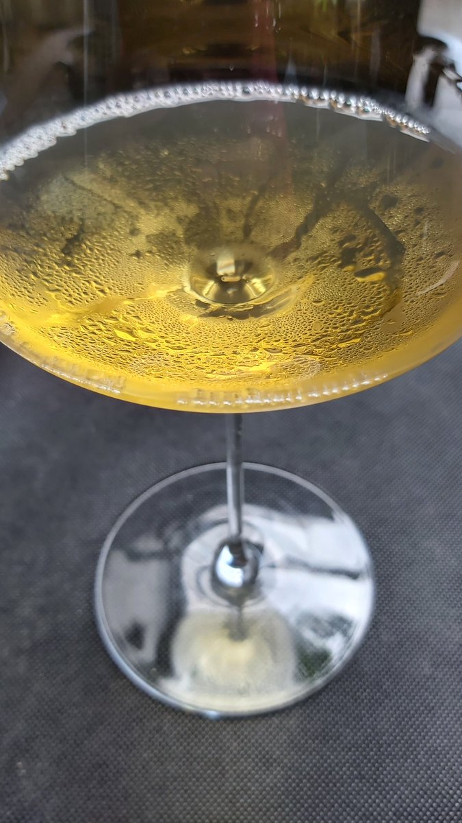 mariocanora's tweet photo. Acordándome de La Mujer Colágeno @sestevezb 
Con este vino de Locho no hace falta buscar cosas raras en Francia.
Qué agradable @CSegis empezando con un tomate negro de paisano. https://t.co/BAL8zLeGEG