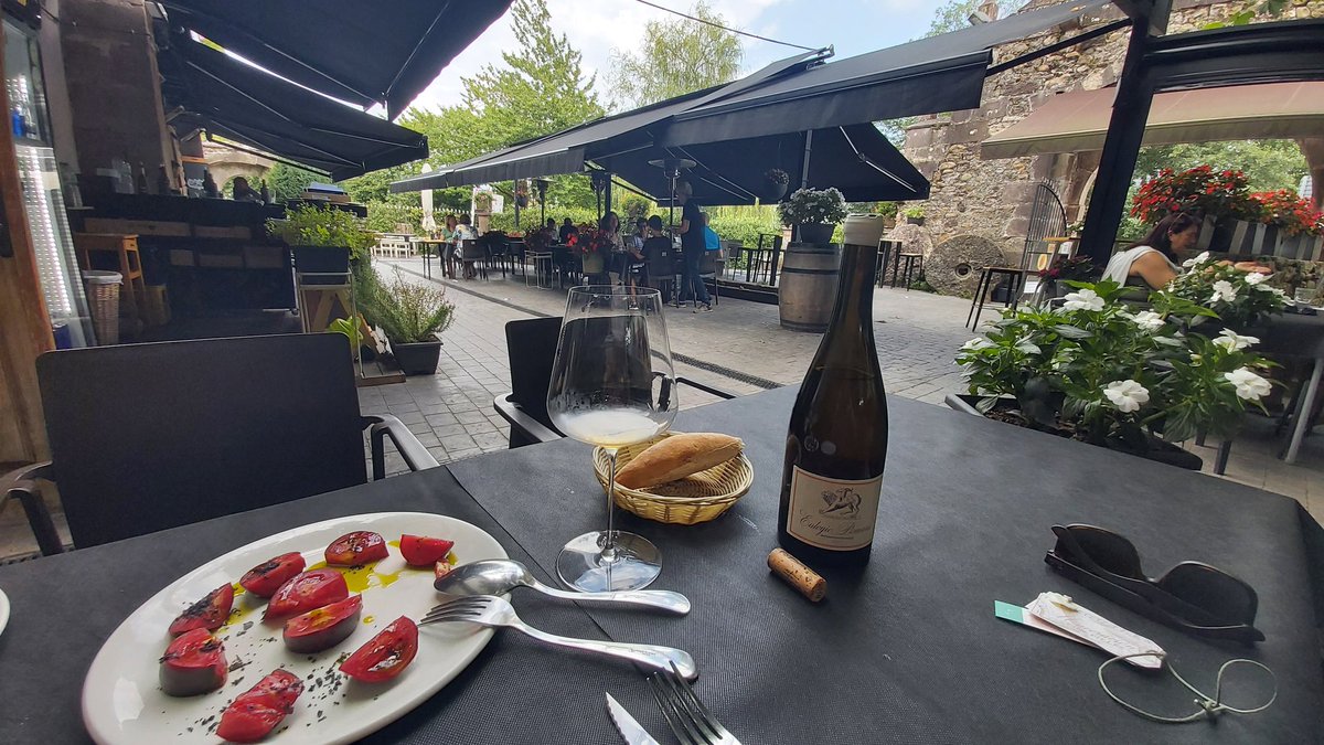 Acordándome de La Mujer Colágeno <a href="/sestevezb/">Sonia</a> 
Con este vino de Locho no hace falta buscar cosas raras en Francia.
Qué agradable <a href="/CSegis/">Casa Segis</a> empezando con un tomate negro de paisano.