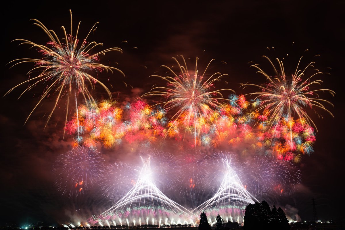 abcdef0925's tweet photo. ｢大曲の花火🎇｣

土砂降りの中の花火は圧巻でした。

#写真好きな人と繋がりたい 
#大曲の花火大会 
#大曲の花火 
#大曲の花火2022 
#花火 
#一眼レフ初心者
#カメラ好きな人と繋がりたい
#ファインダー越しの私の世界 https://t.co/s9H5arB90v