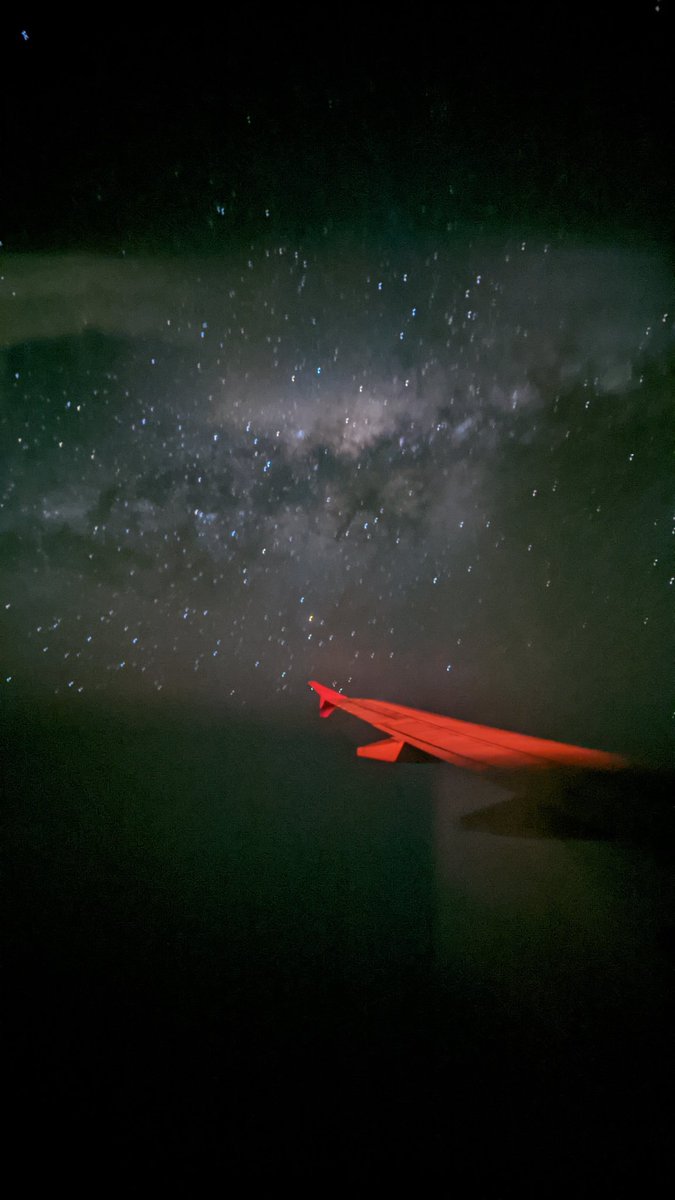 joseangelvz's tweet photo. Cuando tanteas las #GoogleCam en modo astronómico desde un avión en los cielos de #Chile y te sale la Via Láctea 🤩 @oneplus @AstroChileFoto https://t.co/vTsXihK62g