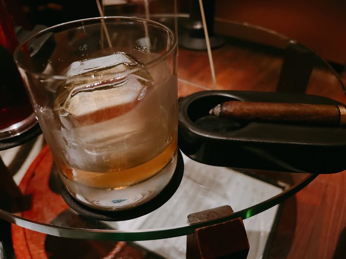 人生初のシガーバー行ってきた 