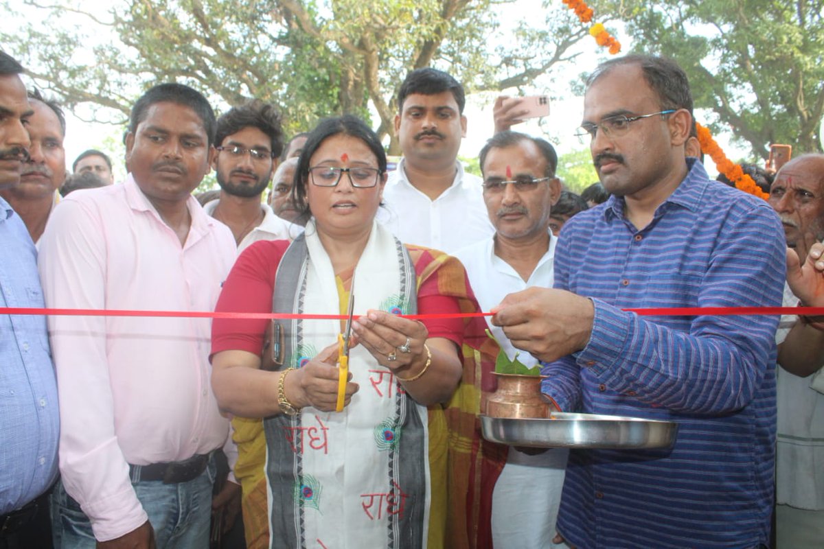 rekhavermabjp's tweet photo. कर्मभूमि संसदीय क्षेत्र धौरहरा की विधानसभा धौरहरा की ग्राम पंचायत बबुरी में पंचायत भवन का लोकार्पण करके जन समर्पित किया। इस अवसर पर जनप्रतिनिधि, पदाधिकारी एवं कार्यकर्ता गण उपस्थित रहे।
#RekhaArunVerma 
@blsanthosh @Bhupendraupbjp https://t.co/2HJ9sxfDb5