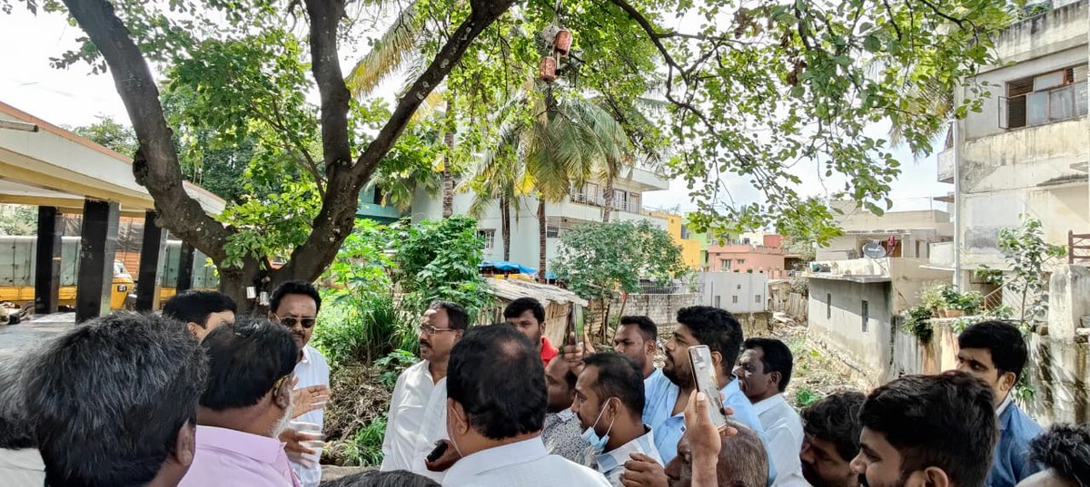 Rmanjunath_mla's tweet photo. #ರಾಜಕಾಲುವೆ_ಕಾಂಪೌಂಡ್_ವಾಲ್_ನಿರ್ಮಾಣ
ಚೊಕ್ಕಸಂದ್ರ ವಾರ್ಡ್ ಮಾರುತಿನಗರ ಭಾಗದಲ್ಲಿ ಹಲವು ವರ್ಷಗಳಿಂದ ನೆನೆಗುದಿಗೆ ಬಿದ್ದಿದ್ದ ರಾಜಕಾಲುವೆ ಕಾಂಪೌಂಡ್ ವಾಲ್ ನಿರ್ಮಾಣ ಖುದ್ದು ಪರಿಶೀಲಿಸಿದ ಸಂದರ್ಭ.
#chokkasandra #maruthinagara #rajakaluve #compoundbuilding #tdasarahalli #rmanjunathmla #bengaluru #jds #janatadal https://t.co/xVDAvm27jG