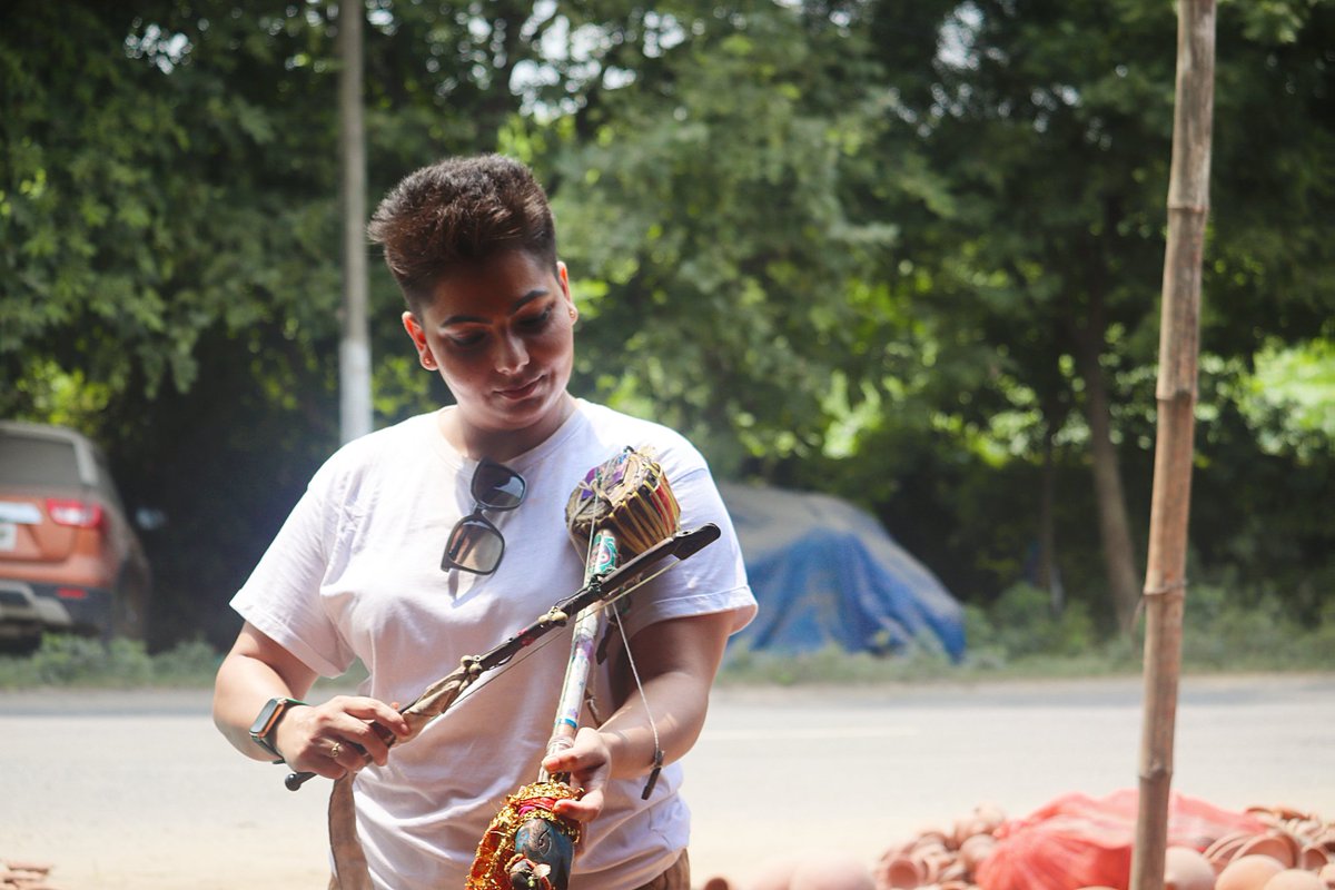 TheAnushreeDash's tweet photo. Meeting an absolute stranger and understanding this musical instrument.

We call it 'KENDRA' 
What you call this in your language???

#TheycallmeNari #artconnoisseur #musicalinstrument #tribalmusic https://t.co/ZPHKQZa6wv