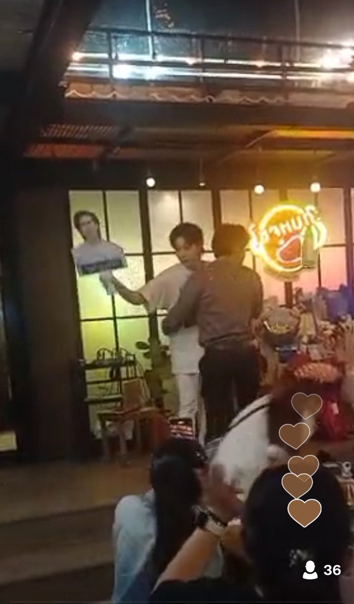 bbee_nrh's tweet photo. ถึงภาพจะเบลอ แต่ชั้นรู้ว่าเธอกอดกัน 🤭🤭
#Happy24thDUNDay
#ดุลร่มยี่สิบสี่ปาร์ตี้หมูกระทะ 
#บาสเด็กอ้วนที่แท้จริง #dunromch #ดุลบาส @dunromch @basjtr https://t.co/LOyAyQoCW3