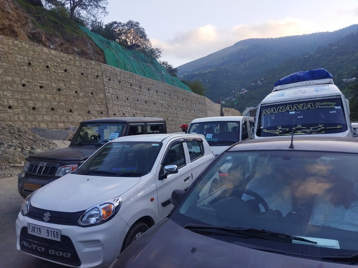 ghrt_India's tweet photo. Recieved Messages that Company Deliberately stop the traffic in which two ambulances with series patient stuck from. Two hours. 
Negligence of @RambanPolice @dcramban that public is suffering at Highway Near Banihal https://t.co/XASM5ScllB