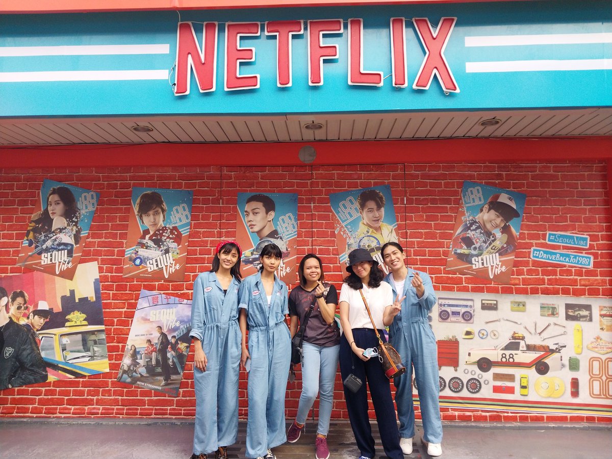 friedchickyen's tweet photo. Met a fellow Yoo Ah In fan today and we took pictures around Netflix Seoul Vibe Gas Station. It looks even better at night! Thank you for this @Netflix_PH π₯Ί
#DriveBackTo1988 #SeoulVibe https://t.co/cN7MCUhkcl