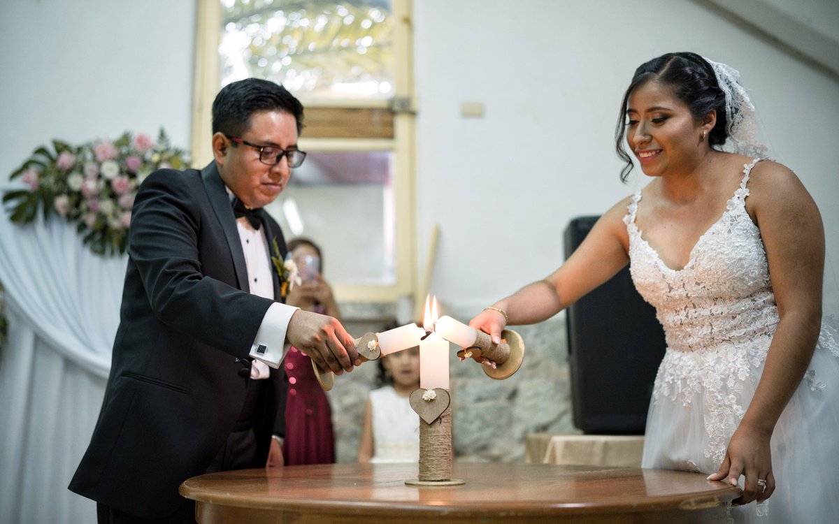 enigmatino's tweet photo. Tu vida, la mía... Unidas en en una nueva. 🕯️
▪
👰🏽🤵🏽 @paolitha_gregorio &amp; @ckr5895
📋 @montserratweddingplanner
▪
▪
 #mexico #mexicodestinationwedding #mexicoweddings #novias #novias2022  #novios #oaxaca #oaxacadestinationwedding
#oaxacawedding #wedding  #bodasoaxaca https://t.co/9PqdB5XTdV