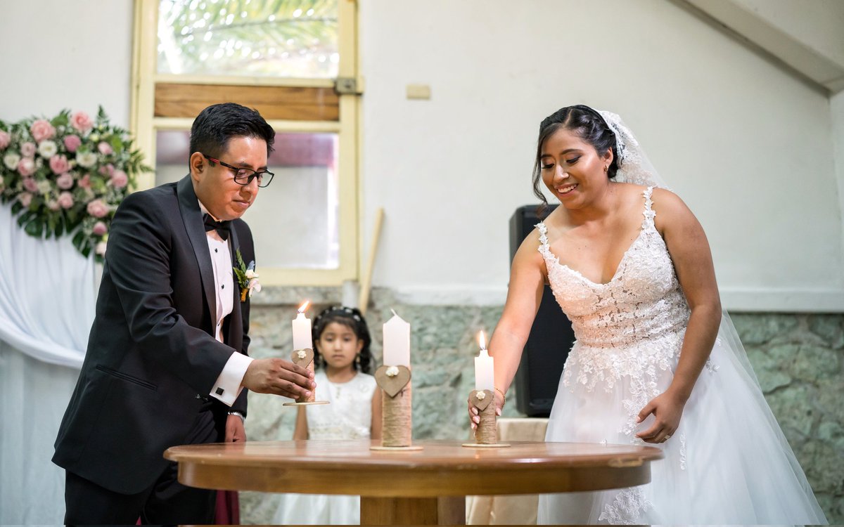 enigmatino's tweet photo. Tu vida, la mía... Unidas en en una nueva. 🕯️
▪
👰🏽🤵🏽 @paolitha_gregorio &amp; @ckr5895
📋 @montserratweddingplanner
▪
▪
 #mexico #mexicodestinationwedding #mexicoweddings #novias #novias2022  #novios #oaxaca #oaxacadestinationwedding
#oaxacawedding #wedding  #bodasoaxaca https://t.co/9PqdB5XTdV