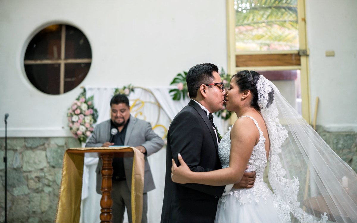 enigmatino's tweet photo. Tu vida, la mía... Unidas en en una nueva. 🕯️
▪
👰🏽🤵🏽 @paolitha_gregorio &amp; @ckr5895
📋 @montserratweddingplanner
▪
▪
 #mexico #mexicodestinationwedding #mexicoweddings #novias #novias2022  #novios #oaxaca #oaxacadestinationwedding
#oaxacawedding #wedding  #bodasoaxaca https://t.co/9PqdB5XTdV