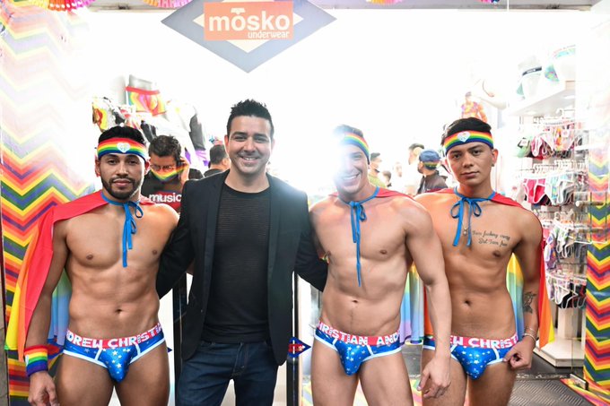 En nuestro archivo la reciente visita de @andrewchristian a CDMX. Una firma de autógrafos en @MoskoUnderwear