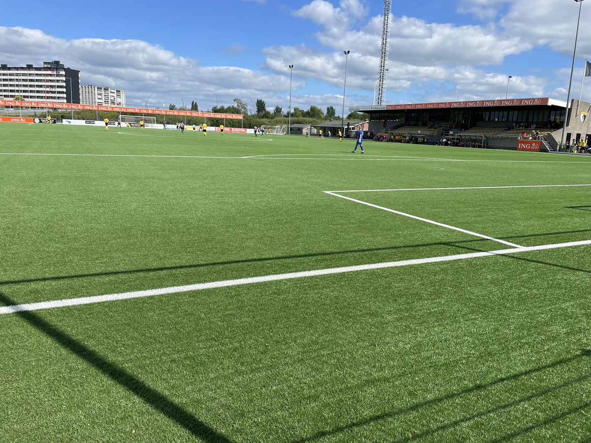 SneekWitZwart's tweet photo. 1. Onder zonovergoten omstandigheden is de wedstrijd Sneek Wit Zwart 1 - Winsum 1 begonnen! #swzwin https://t.co/JgN4UUb5gx