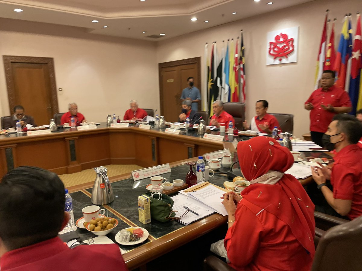 ahmadmaslan's tweet photo. Mesyuarat Majlis Kerja Tertinggi MKT #UMNO di Menara Dato Onn, WTCKL, jam 8.30 mlm pada Sabtu 27/8/22 dipengerusikan DS @DrZahidHamidi. Bersama hadir Timb Presiden @tokmatn9, YAB #PerdanaMenteri @IsmailSabri60, dll Ahli MKT. https://t.co/obbE4JzGFC