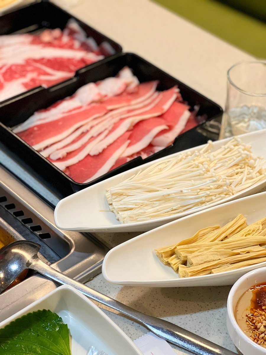 📍홍대 하이디라오

말모.. 맛있고 친절하고..
건희소스가 레전드..🤤💗

#곰신들의_알찬하루 
#용훈이_얼굴만큼_기대하고가도되는곳