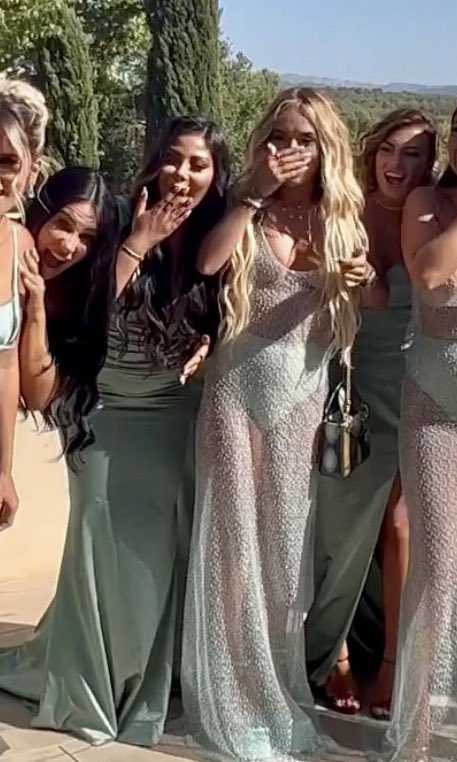 couchloukoum__'s tweet photo. La tenue de Hilona au mariage de Laura c’est le plus grand scandale du 21e siècle https://t.co/OJkiAMIOqP