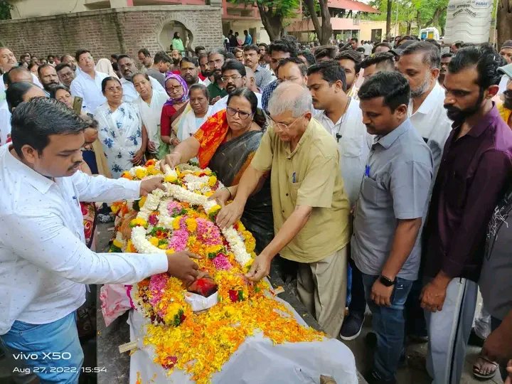 VbaForNanded's tweet photo. @VBAforIndia महिला आघाडीच्या पुणे शहर संघटक, मेहतर वाल्मिकी समाजाच्या आक्रमक नेत्या, मंगळवार पेठेतील परिचित असणाऱ्या उषा साळुंके यांसाजे दिर्घ आजाराने दुःखद निधन झाले आद.बाळासाहेब आंबेडकर यांनी अंत्यविधीसाठी उपस्थित राहून श्रद्धांजली वाहिली व साळुंके परिवाराचे सांत्वन केले ..! https://t.co/a1JWvzstlB