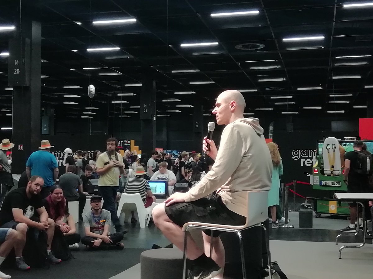 Achilleos83's tweet photo. Gregor @Chaz_Ashley auf der Bühne und die Leute lauschen. #gamescom2022 #Beanscom #rbtv https://t.co/TN38NRJ0Wc