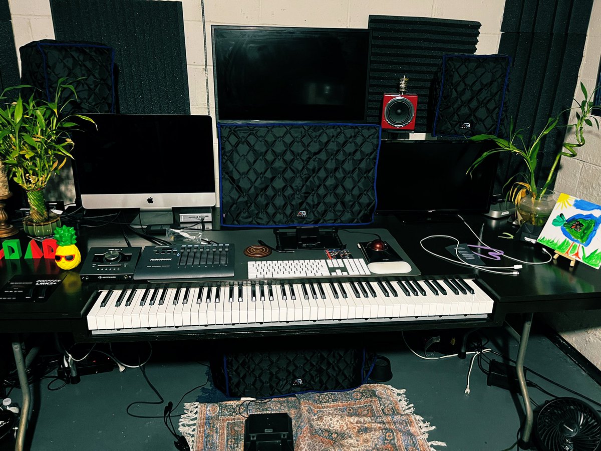 IamAntRodriguez's tweet photo. A week hiatus…my @ARBCovers protecting my 2.1 @QuestedMonitors and Raven monitor. #anthonyrodriguez #quested #composerlife #musiccomposer #speakercovers #arbcovers  #recordingstudio #musicstudio #doepferlmk2 #doepferlmk4 https://t.co/DvE7vn2MkC