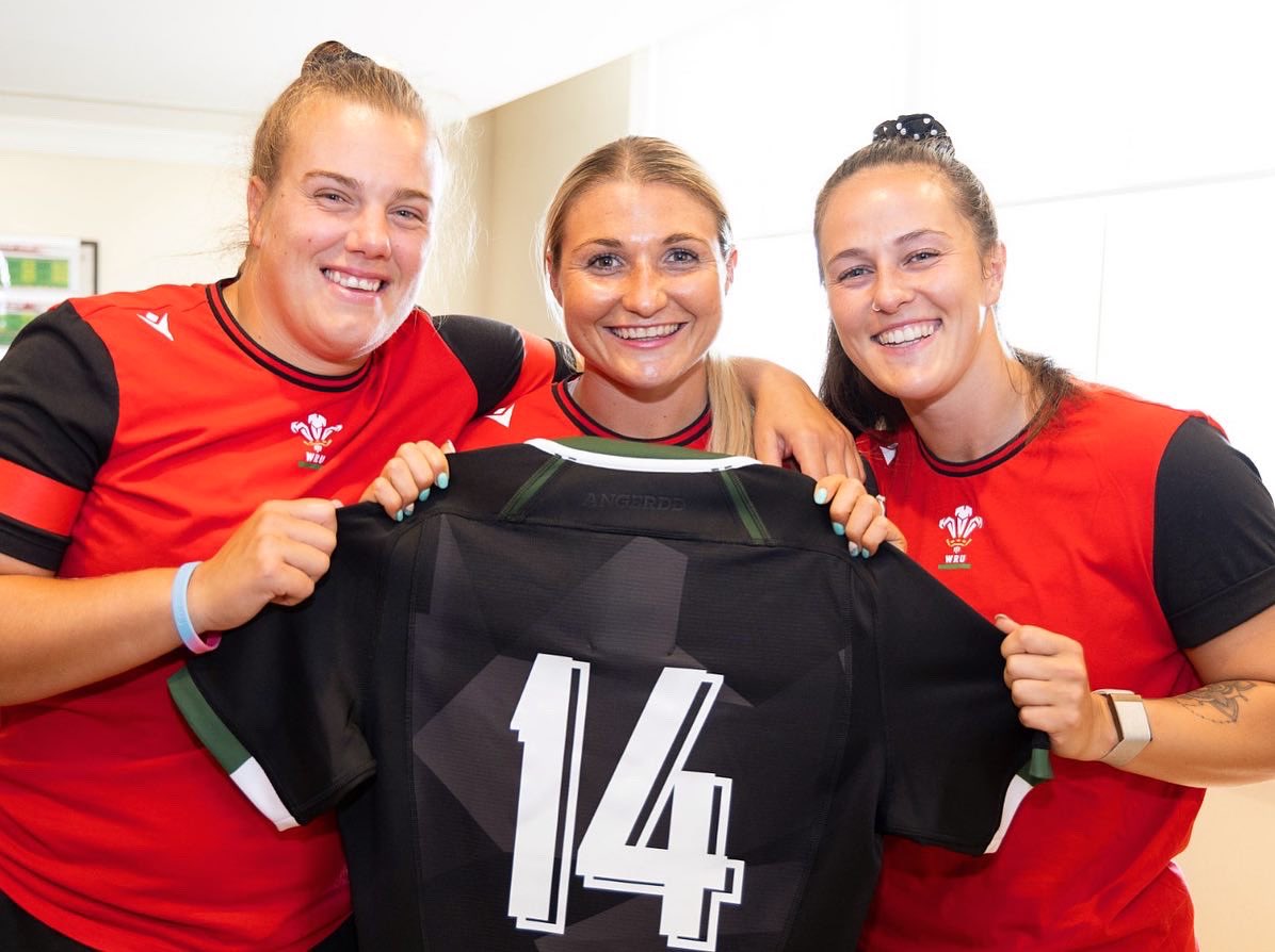 Last nights shirt pres was so special. We are all so proud of you <a href="/LNorkett/">Lowri Norkett-Morgan</a> ❤️. The fact you also get to wear the same number Elli did. I can’t wait to be by your side every step of the way 🌸🫶🏽✨