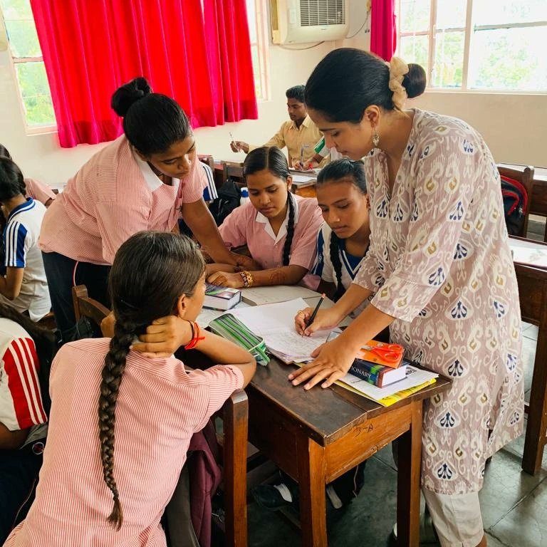 shef_org's tweet image. Equality begins at home!

Here's a glimpse of our #PrernaGirlsSchool's #EnglishAccessProgram, showcasing #Genderequality in #domesticwork through poster presentation,critical dialogues, group discussions, script writing and drama.

@monafoundation  

 #girlseducation #USEmbassy