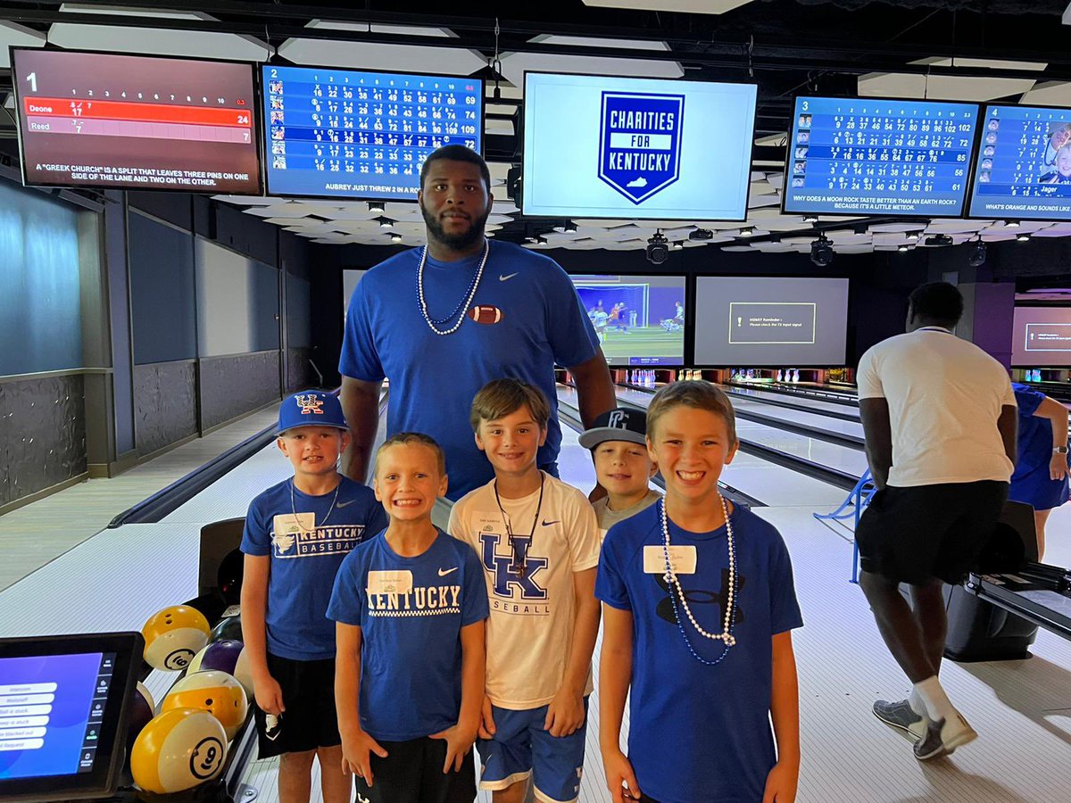 CharitiesForKY's tweet photo. What a great night raising $ for amazing charities! Thanks to all the supporters, local businesses,&amp; @UKFootball players for being a part of a great event. We look forward to hosting more events like this &amp; hope more people and KY businesses can support our charity &amp; the players. https://t.co/CH3vBkWhtq