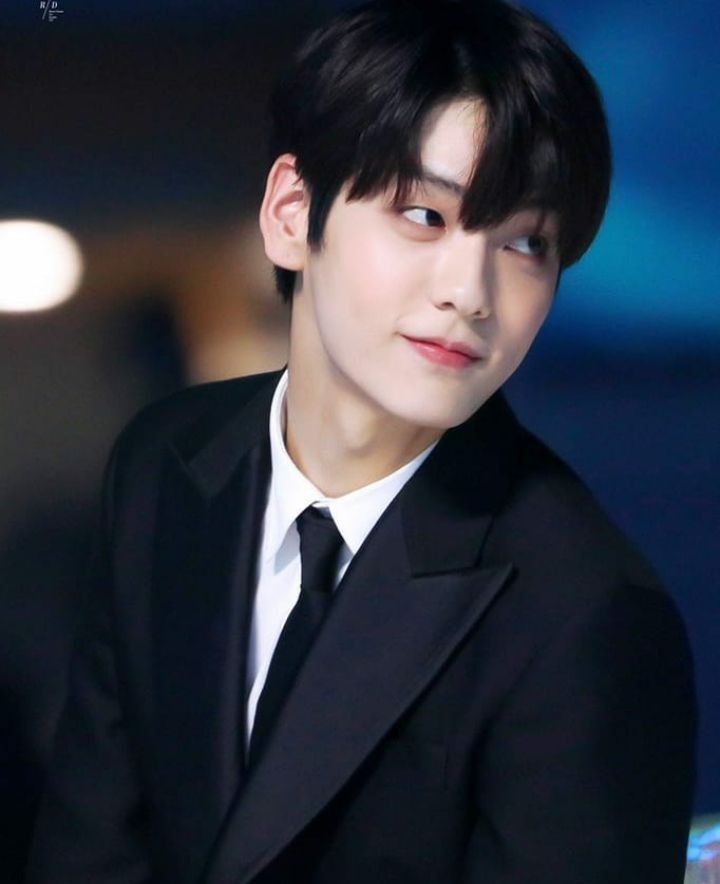 ofBraventuary's tweet photo. @mixriw @skarinayu @FosterAllard Tengok kanan-kiri, ia berjalan bersamaan Alion menuju panggung lalu mengambil sebuah mic.

"Check, check. Selamat malam semuanya, tidak terasa waktu cepat sekali berlalu sudah sebulan berlalu dan akhirnya gua dan Ion berdiri disini untuk mengucapkan perpisahan." https://t.co/0q0duUoZ1p
