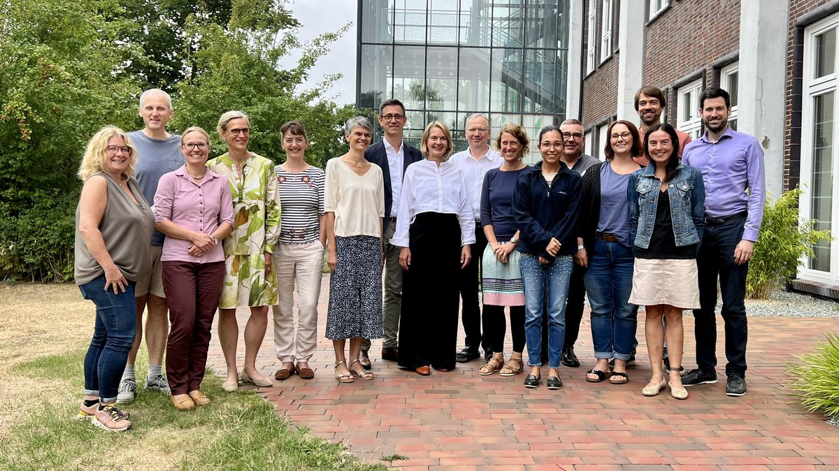 Schmerzklinik1's tweet photo. Master of Migraine and Headache Medicine #MMHM an der Universität Kiel: Prof Tim Jürgens lehrt über trigeminoautonome Kopfschmerzen: #Cluster #Sunct #CPH - #Migräne und #Kopfschmerzen sichtbar machen https://t.co/Z8bXxSSW7v
