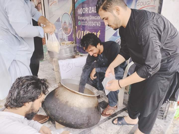 AlamZaibPK's tweet photo. برستی بارش میں پی ٹی ایم ڈیرہ اسماعیل خان کے ساتھی سیلاب زدگان کے لئے رات کا کھانا بنا رہے ہیں۔ ہم اپنی مدد آپ کے تحت مختلف جگہوں پر دن اور رات کا کھانا پچھلے دو دونوں سے پہنچا رہے ہیں۔ 
#ڈوب_رہا_ہے_پاکستان
#UthoMadadKaro
#flood2022 
#PTM https://t.co/9wbyhIS3SE