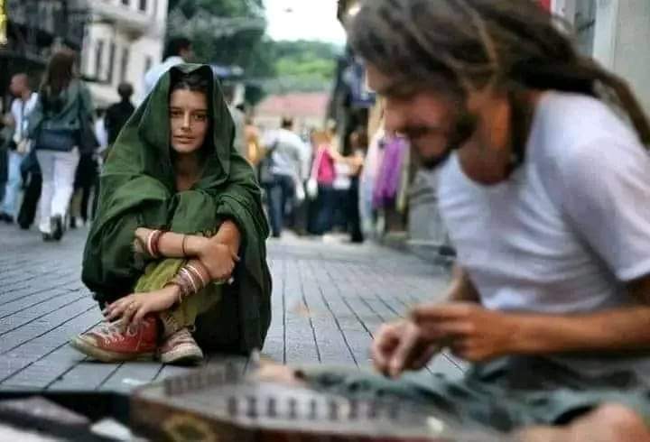 shahjee_307's tweet photo. جو خُود کو پٙتھر کِہتے تھے ۔۔۔۔۔۔ وہ بھی جُھکتے دیکھے!
اس "ع+ش+ق" میں بٙادشاہ ، فقیر ، سب سُلگتے دیکھے! https://t.co/hY1G5Q9Xyv