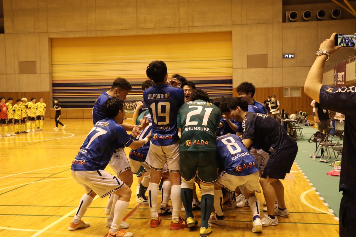 KIYONO_ZOTT16's tweet photo. 関東リーグvs町田アスピは5-1で勝

前半1-1と簡単なゲームではなかったけど
ハーフタイムの守備の修正を選手達がしっかりと遂行してくれて後半はペースを握れました
キャプテンの雪島洋樹@yukishiman_hero に娘が産まれたのでゆりかごダンスで祝福できて良かった〜
おめでとう！

#ZOTT
#Força
#和 https://t.co/STr5nw7Pfo