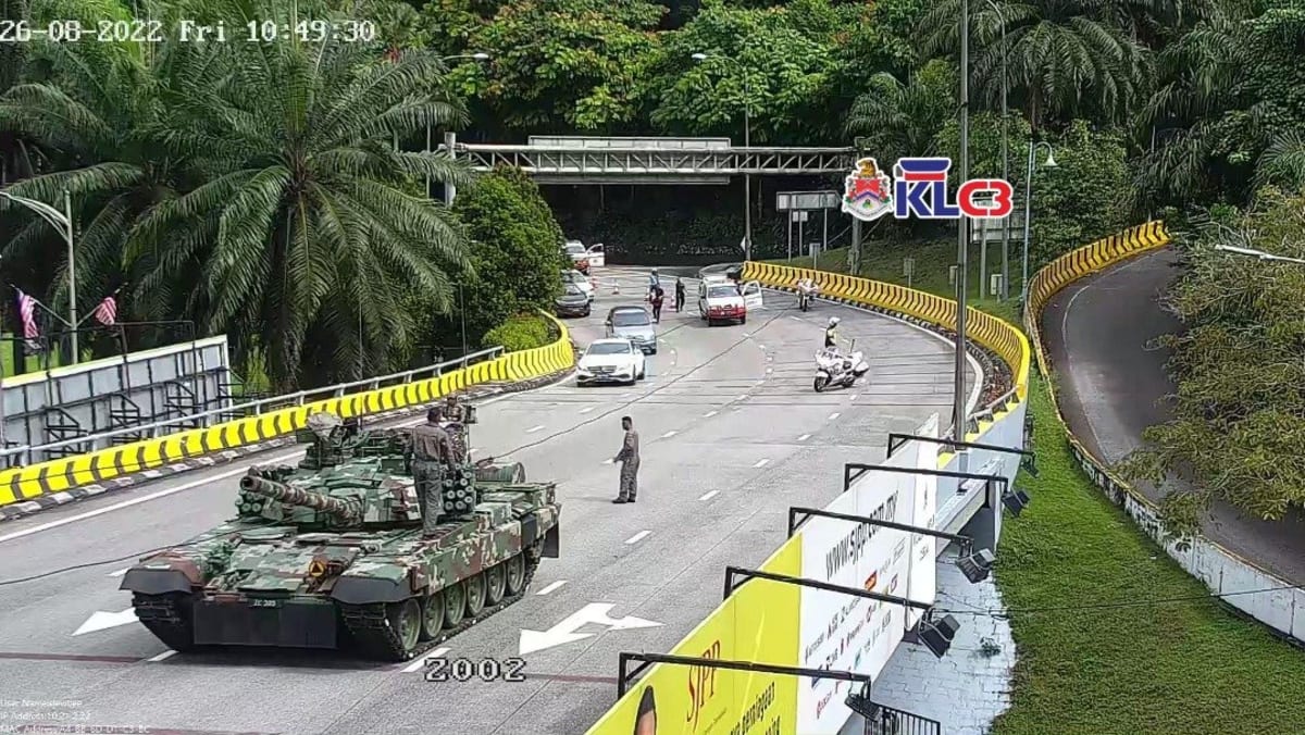 ChannelNewsAsia's tweet photo. Malaysian Army apologises after second vehicle breaks down on KL road https://t.co/nYPanPJ8D6 https://t.co/mgBNsGYWHQ