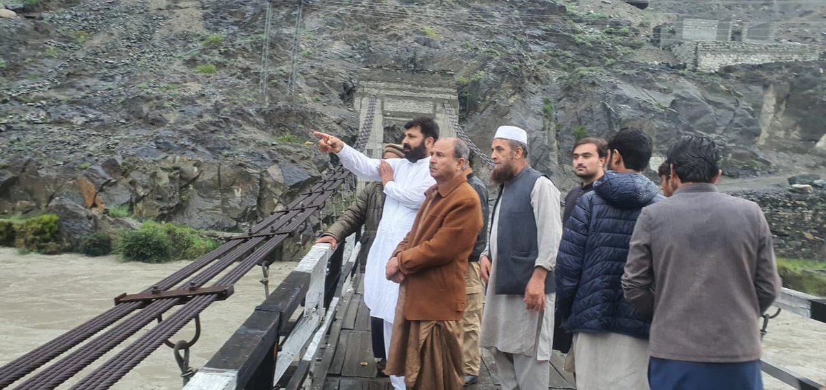 PppSecretary's tweet photo. مضبوط کردار کے لوگ تاریخ یاد رکھے گی جب پاکستان سب سے بڑی آزمائش کا شکار تھا تو آپ بے بس عوام  کے ساتھ شانہ بشانہ کھڑے تھے۔ان کے دکھ اور غم میں برابر کے شریک تھے 🌸 https://t.co/aKWjRJU9iw