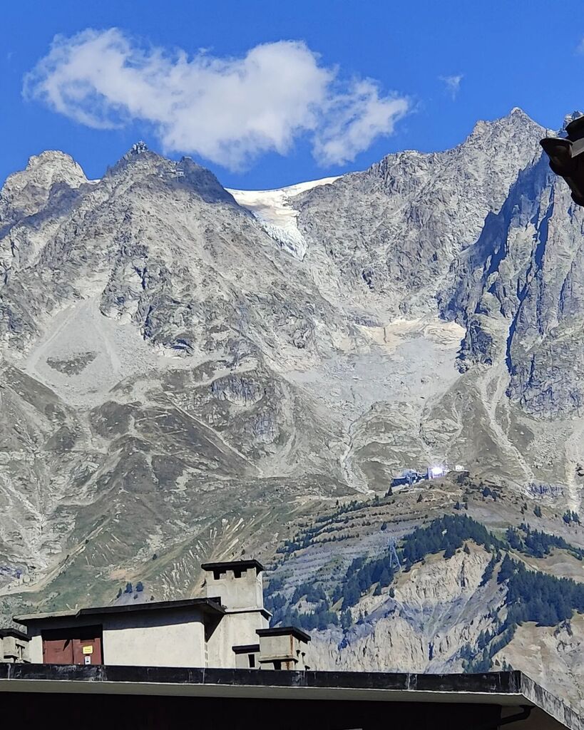 gommino's tweet photo. Camminando.... #montebianco #pavillon #courmayeur #dolonne #verrand #entreves #valferret #valveny #mayen #montagna2022 #bellacompagnia #risate  #trecking #nopostoauto https://t.co/sNkRibyZU1 https://t.co/ypl41TNCcb