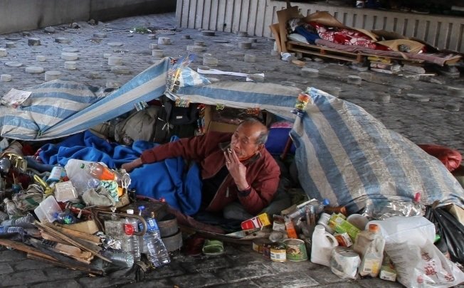 Iamfreefromevil's tweet photo. @ZhaLiyou @chenweihua I'm Chinese born, don't deny chinas homeless  problem  it's just as bad as USA if not worse. Police force foreigner to leave these areas if they get to close ☝️ I have seen. https://t.co/24d4gnUNbo