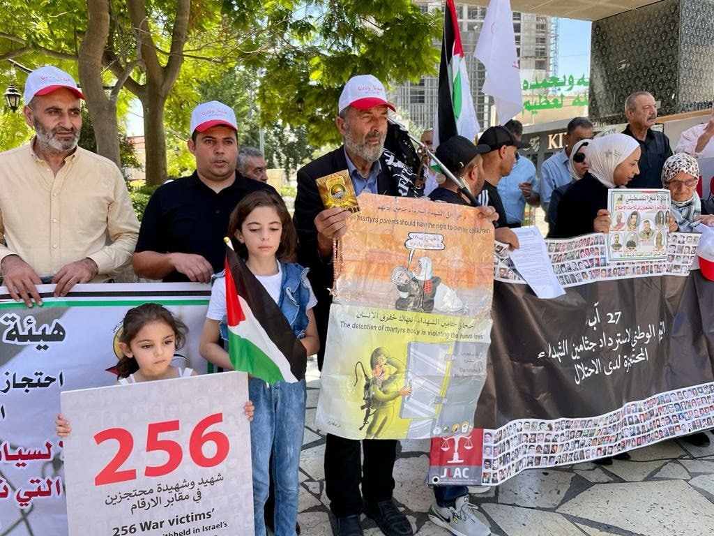ar24ps's tweet photo. وقفة في مدينة الخليل للمطالبة باسترداد جثامين الفلسطينيين الذين قتلهم الاحتلال الإسرائيلي ولا يزال يحتجز جثامينهم في مقابر الأرقام. https://t.co/kr6z1bC3Rk