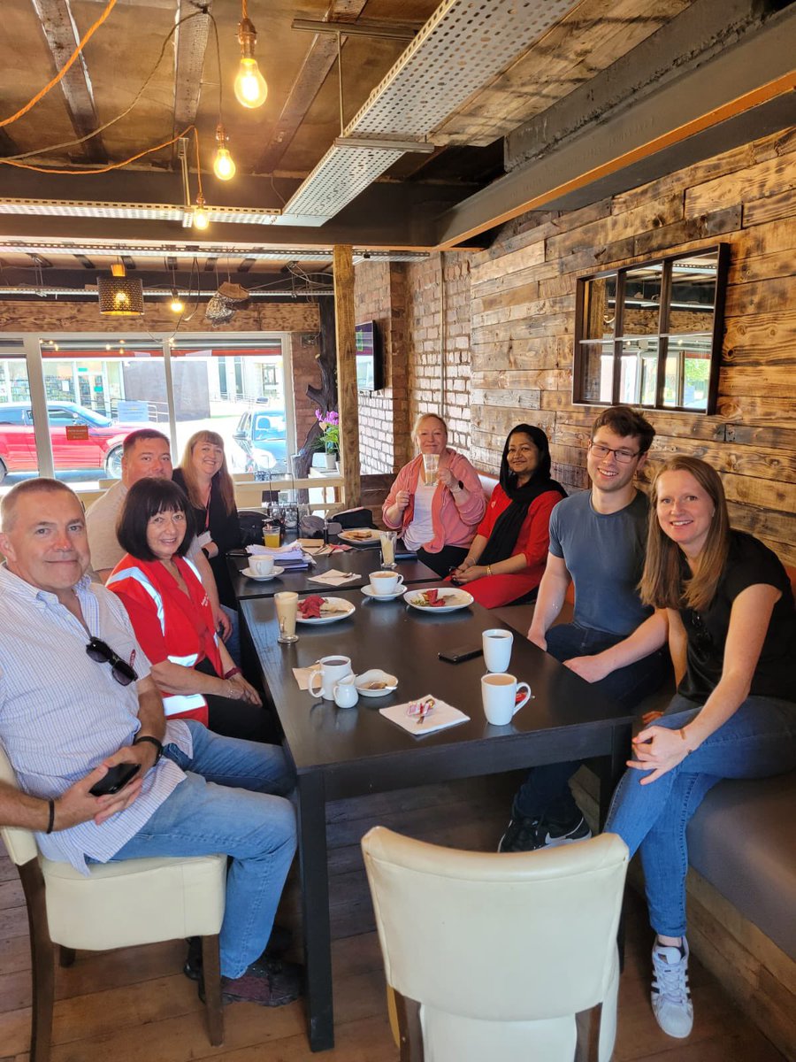 Sunny morning out on the #LabourDoorstep in Bromborough, speaking to residents about our petition over reduced train timetables. ☀️ 🌹 

#WinningOnWirral #VoteLabour