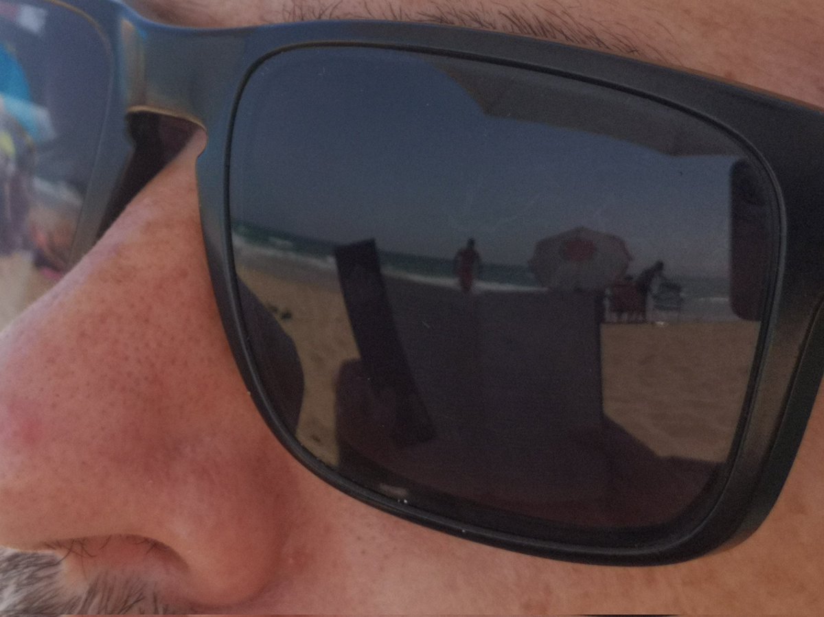 Laratoneralibr's tweet photo. Buenas tardes ratoncitos!! 

Las vacaciones de este librero se van a acabando pero aún me queda algo de tiempo para disfrutar del sol, la playa y un libro. 

El lunes nos vemos con las pilas cargadas. 

 #vacaciones #libros #viajarconunlibro #libreriaencadiz #laratoneralibreria https://t.co/GhNiVGfnmE
