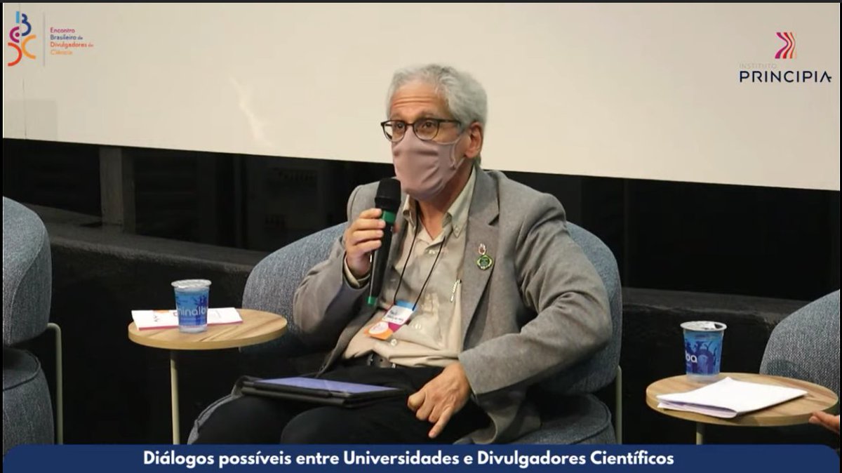 germanabarata's tweet image. "Devemos confiar na ciência? A resposta é não!", responde Dr Paulo Nussenzveig no #EBDC "ciência não se faz de confiança, ciência se faz por um ceticismo saudável. Desconfiem de autoridades, questionem autoridades, esta é a postura científica", responde.