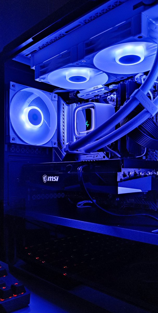 honkirin1919's tweet photo. エアコン無しのPC部屋でPCがヒィヒィ🥵(人間も💦)なので、CPUクーラーを簡易水冷に換装☝️これまで使ってた空冷のAS500PLUSも素晴らしい冷え具合でしたが、話題の簡易水冷LS520を導入😉更に冷えるようになり安心感アップ🥶
deepcool最高やな👍😆
#deepcool
#LS520WH
#MACUBE
#FC120WH https://t.co/YGiiMzi65H