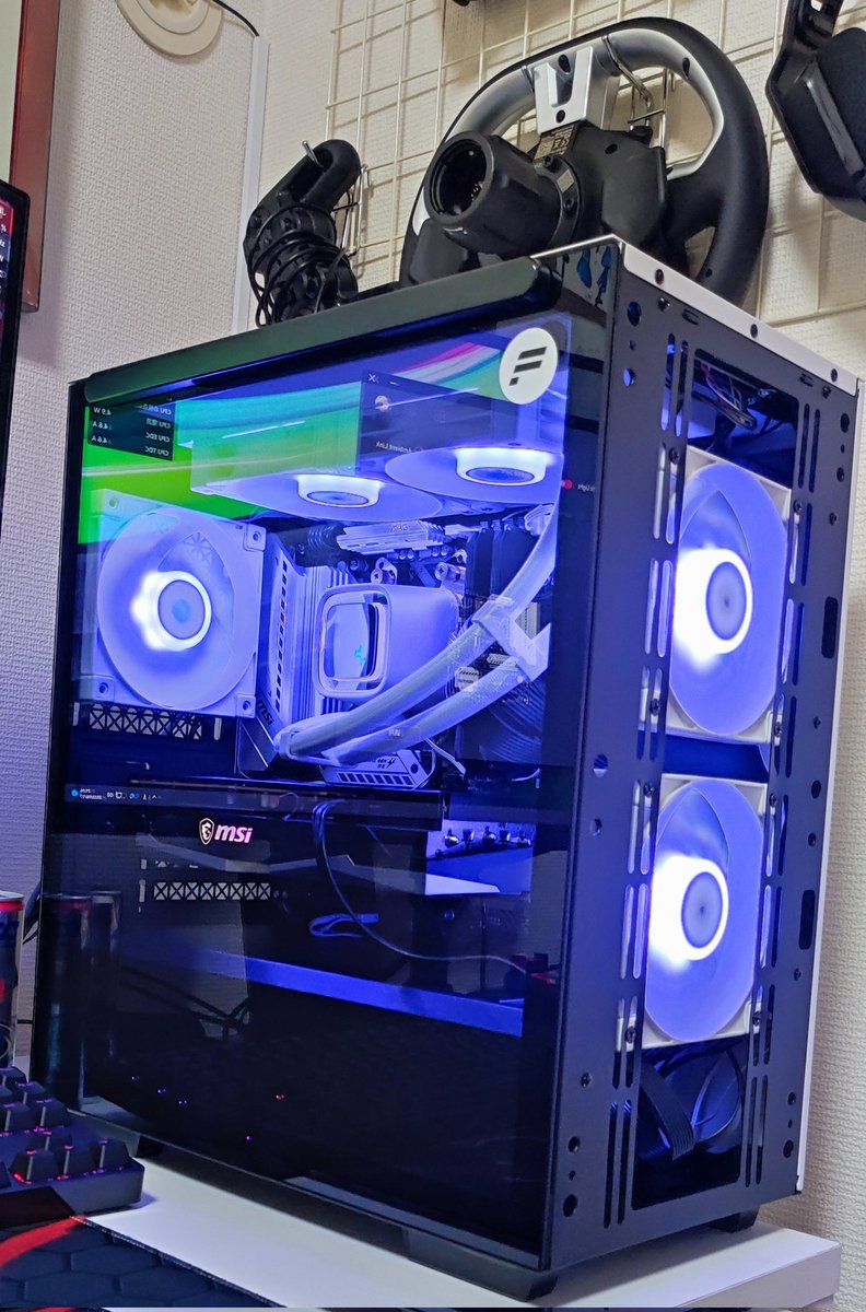 honkirin1919's tweet photo. エアコン無しのPC部屋でPCがヒィヒィ🥵(人間も💦)なので、CPUクーラーを簡易水冷に換装☝️これまで使ってた空冷のAS500PLUSも素晴らしい冷え具合でしたが、話題の簡易水冷LS520を導入😉更に冷えるようになり安心感アップ🥶
deepcool最高やな👍😆
#deepcool
#LS520WH
#MACUBE
#FC120WH https://t.co/YGiiMzi65H