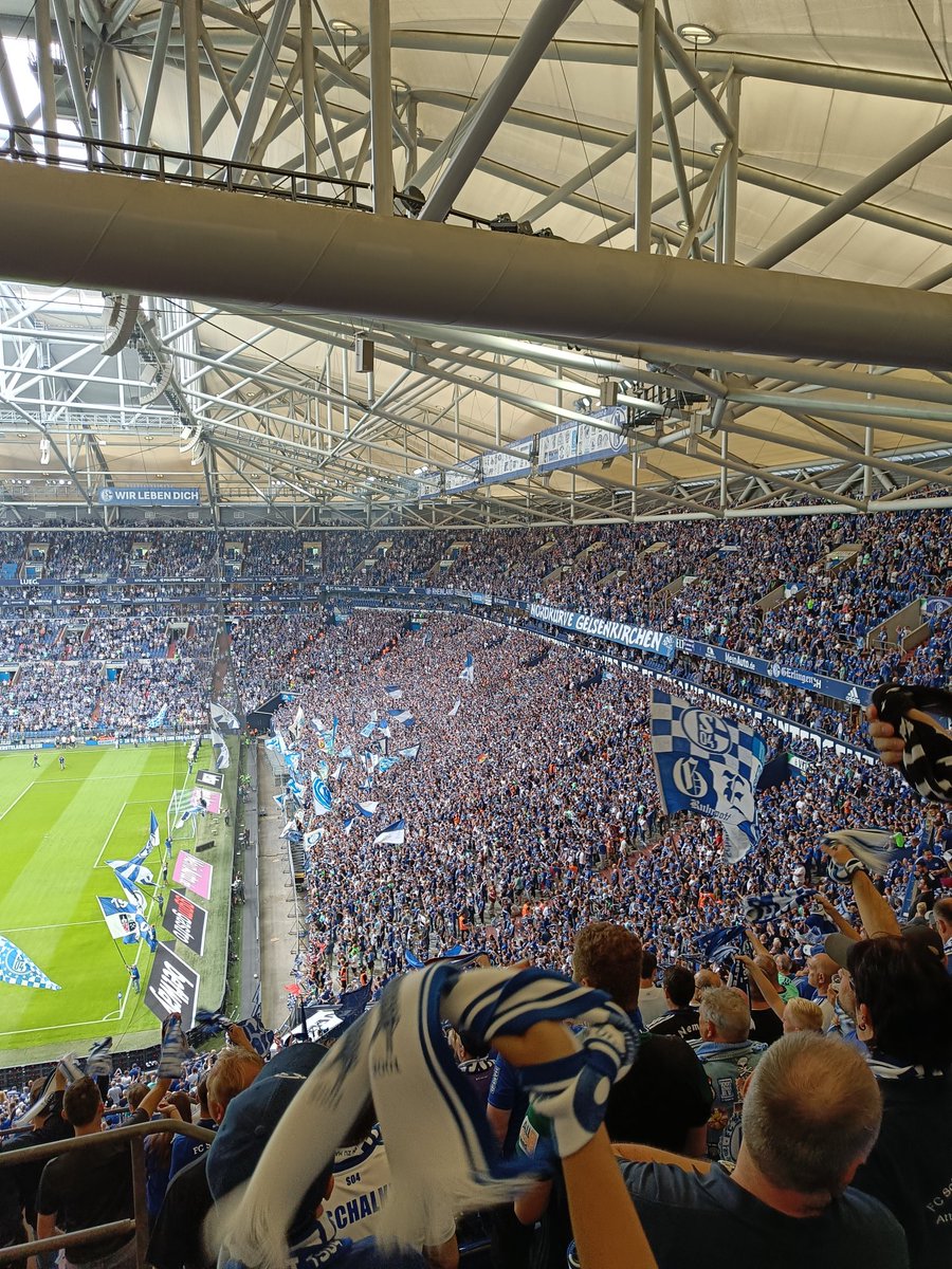 Arbeiterklasse7's tweet photo. Heute gehe ich Mal fremd,nach dem Spiel schnell nach Hause und den guten Fußball gucken 😁
#fcsfcu #schalke https://t.co/MHDldWTc22