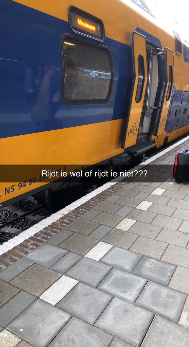 Piento's tweet photo. Halverwege je reis ineens geen machinist meer…? Hoe dan? Kan hij niet gewoon doorrijden dan? #ns https://t.co/pTtBzZExBS