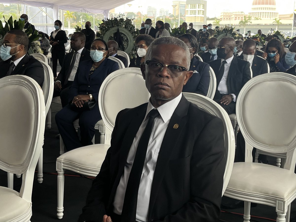 VOAPortugues's tweet photo. “Os filhos mais velhos [de José Eduardo dos Santos] perderam a última oportunidade de poder homenagear o seu pai”, General Francisco Furtado, nas exéquias fúnebres de #JES #Angola2022 https://t.co/VXoD4cAyBE
